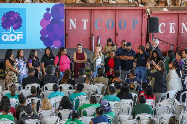 Programa GDF Delas leva dia de serviços, saúde e beleza a mulheres catadoras